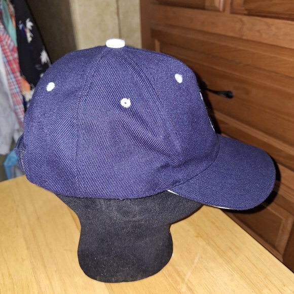 An Unbranded New York Yankees adjustable ball cap/truckers hat. Pre-loved - Picture 4 of 6